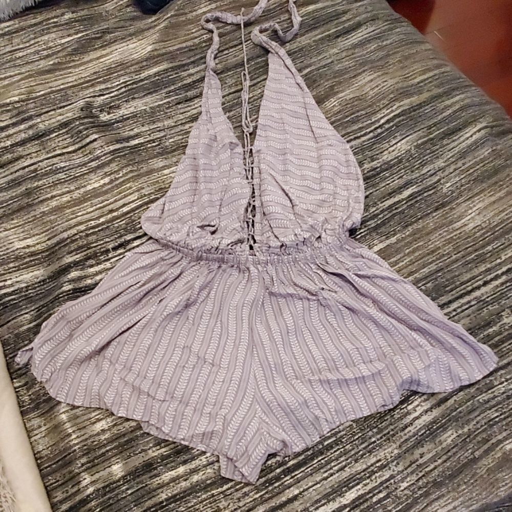 Super cute gray and white Elan romper size M